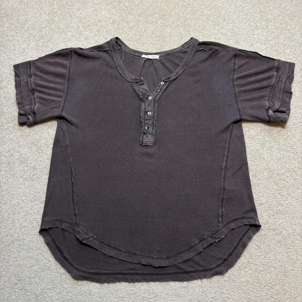 We The Free Shirt Womens Medium Gray Henley Faded Curved Raw Hem Tee Top FP